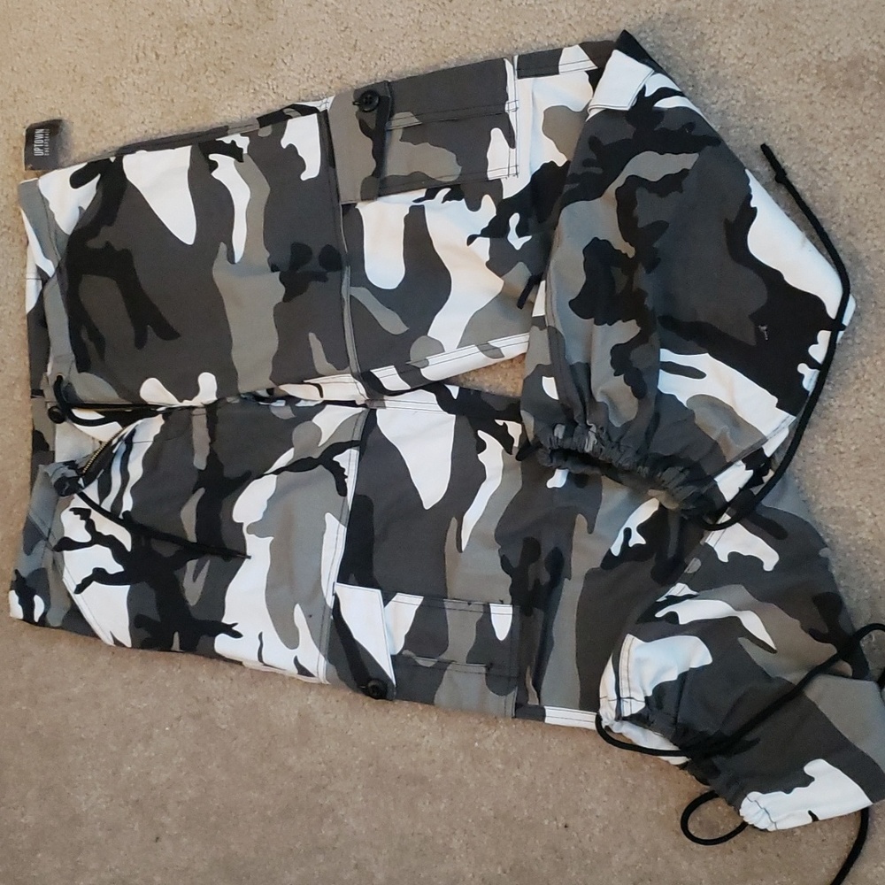 Mens size xs, camo BDU cargo pants